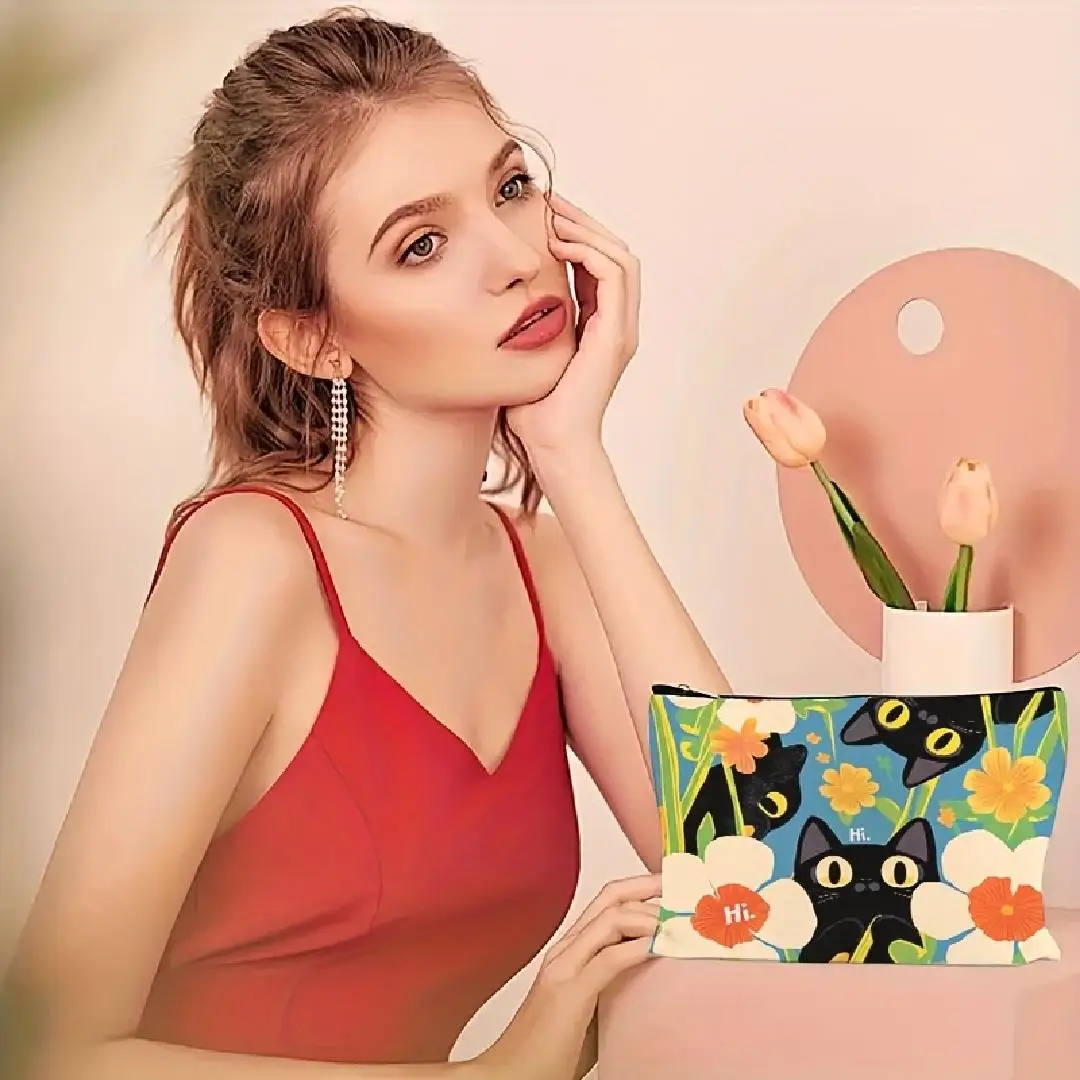 Urocza kosmetyczka z czarnym kotem i kwiatowym wzorem - wielofunkcyjna, pojemna, przenośna kosmetyczka.