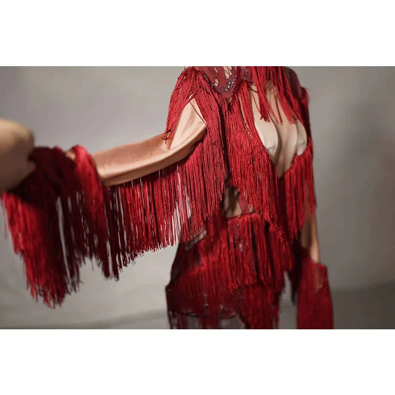 นักร้องหญิงแขนยาวสีแดงยืดหยุ่นสะโพกห่อ Fringed Rhinestone Onesie STAGE เครื่องแต่งกายหญิง Robes Bal De โปรโมชัน