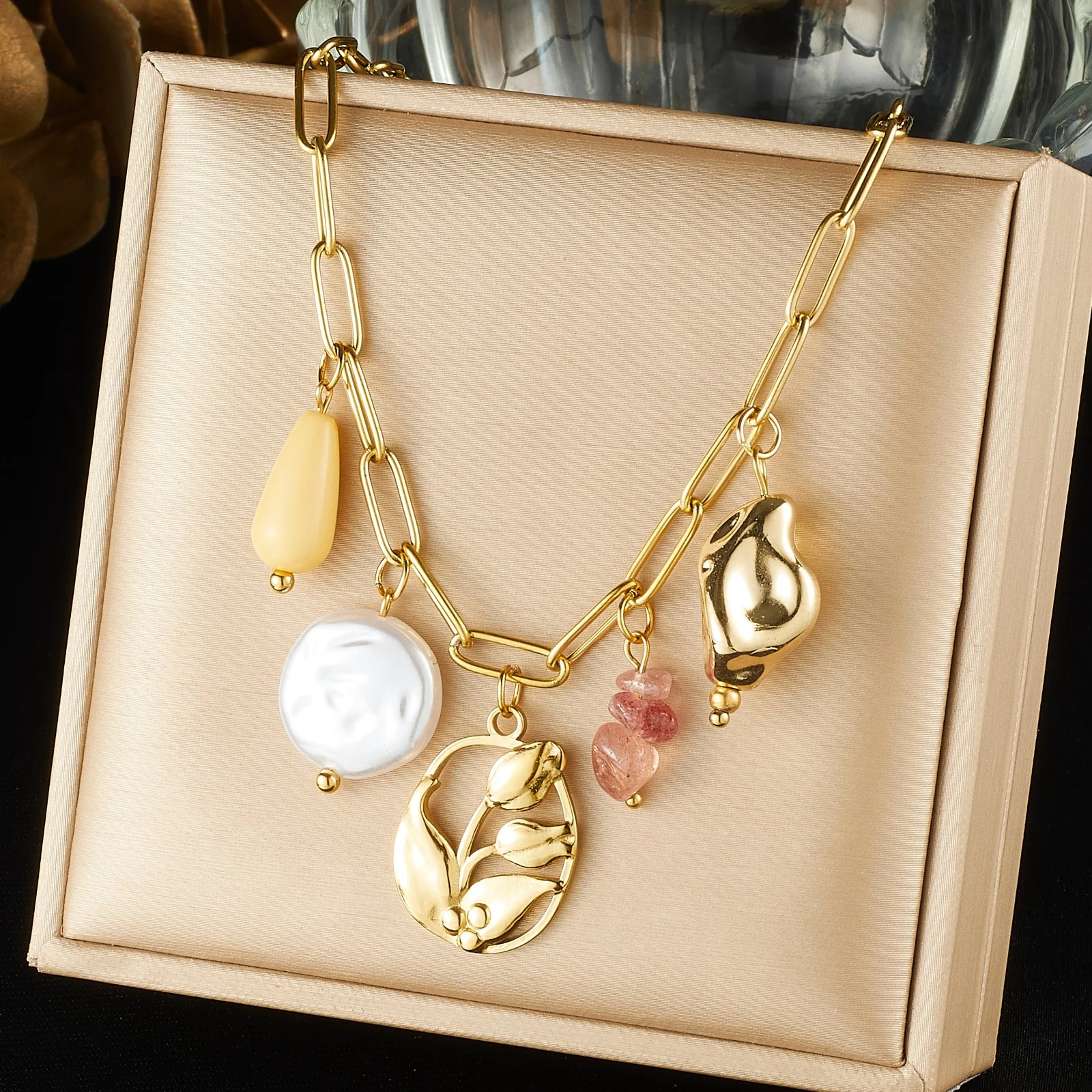 Edelstahl Goldene Tulpen-Perlen-Erdbeerquarz Multi-Charm Halskette für Damen Neue Mode Halskette Schmuck