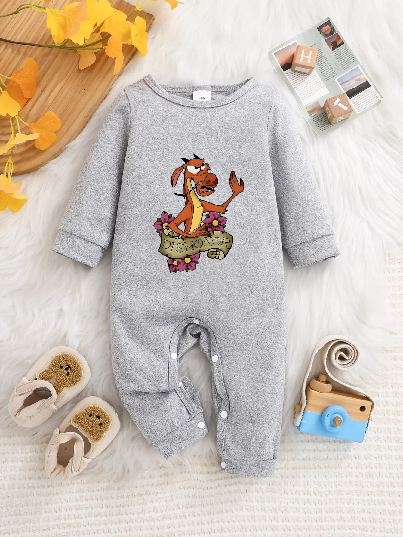 

【Официально лицензировано】 Детский комбинезон с длинными рукавами Disney Mushu | Нежная и уютная ткань, игривый принт с цитатой «Dishonor»