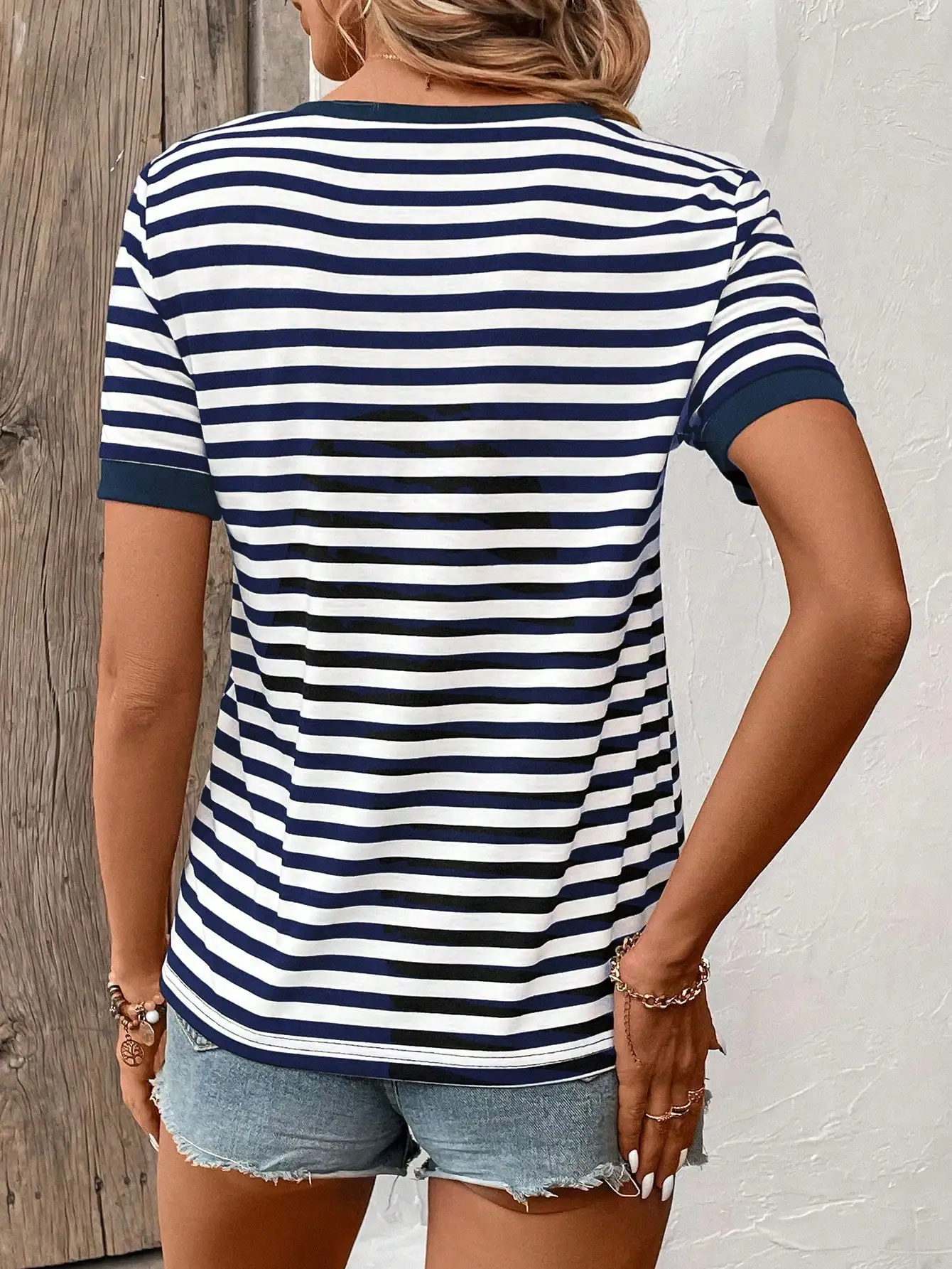 Camiseta casual de manga corta con cuello en V y rayas azul marino y blancas para mujer