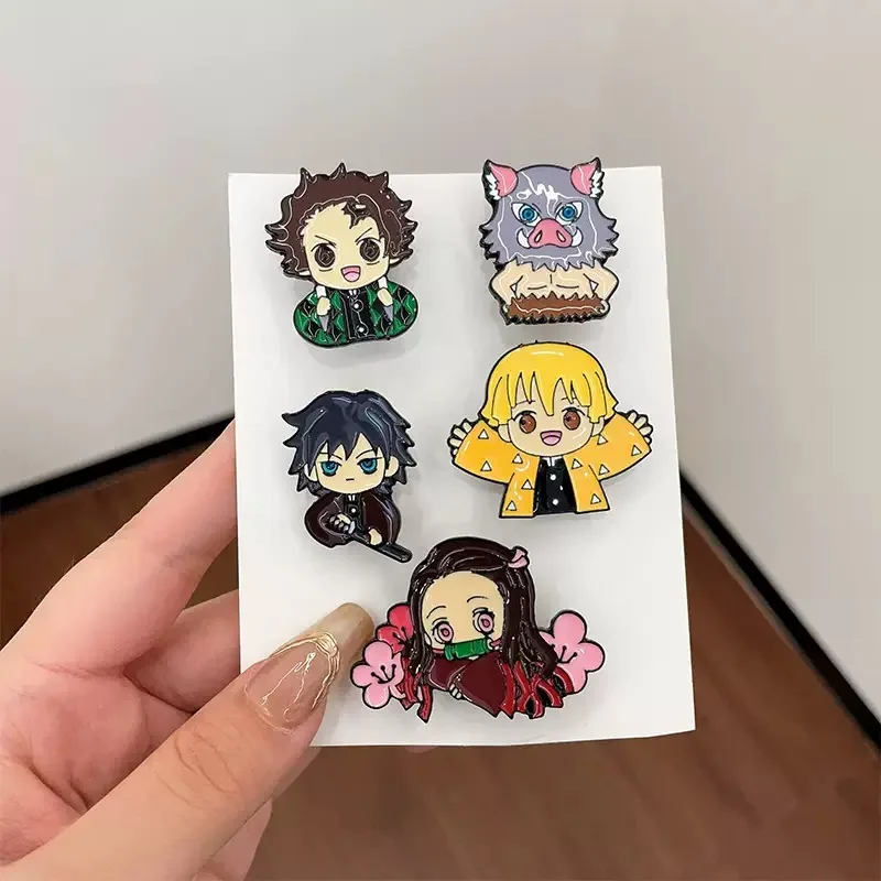 5 ชิ้น Demon Slayer อะนิเมะคอสเพลย์เข็มกลัดการ์ตูน Pins สําหรับเสื้อผ้ากระเป๋าเป้สะพายหลัง Lapel คอสเพลย์อุปกรณ์เสริมคริสต์มาส...