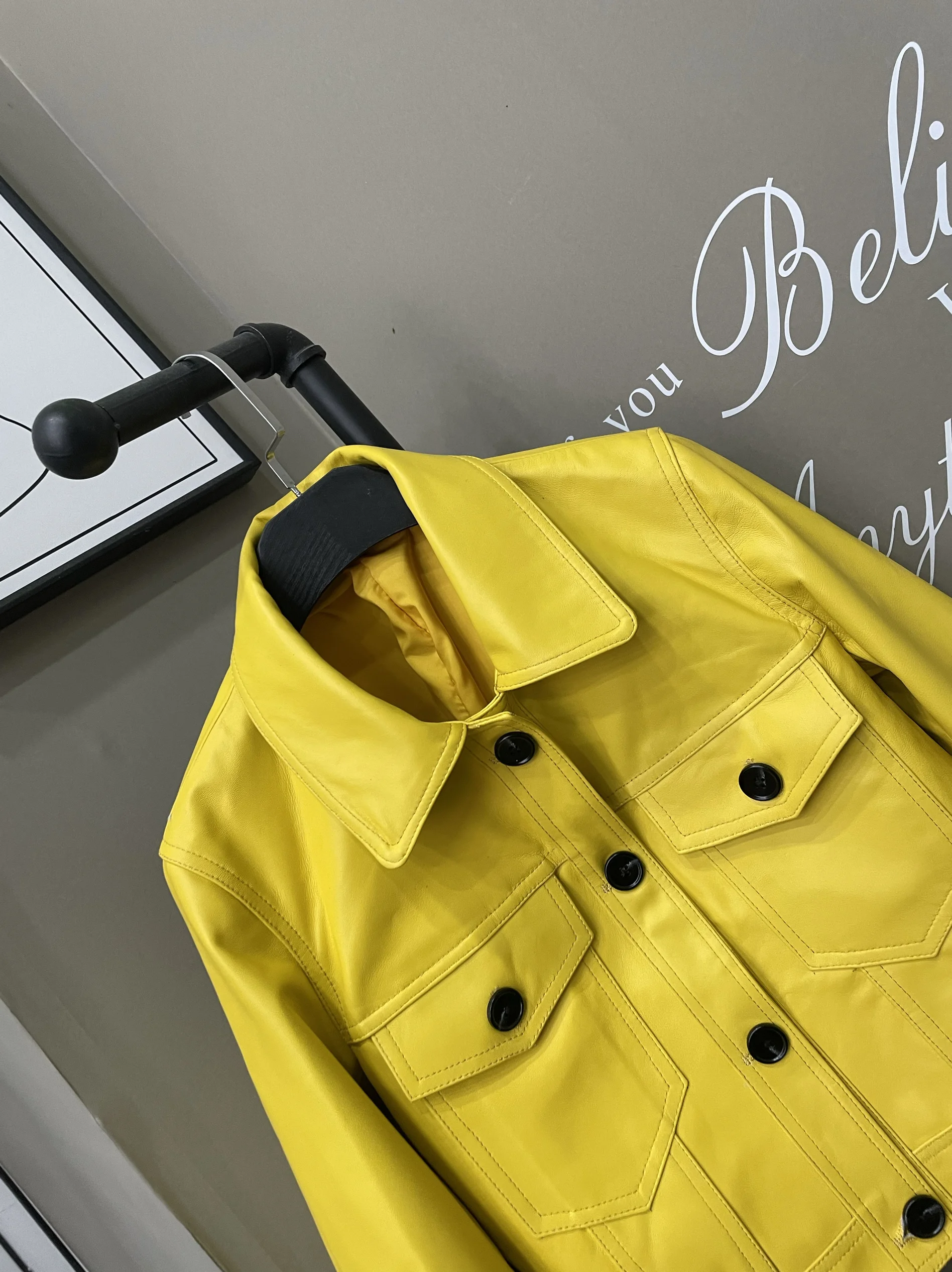 เสื้อแจ็คเก็ตหนังแท้สีเหลืองสำหรับผู้หญิง หนังแกะ คอเหลี่ยม สไตล์ลำลอง ติดกระดุมแถวเดียว ทรงมอเตอร์ไซค์ ไซส์ใหญ่