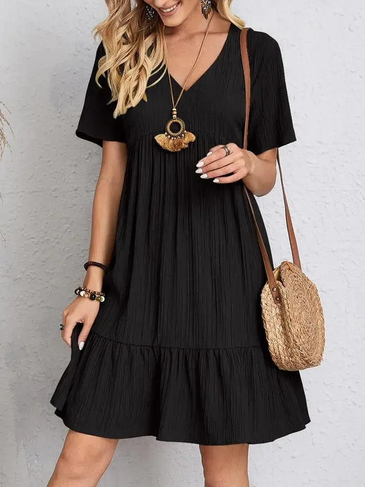 Elegantes Damen-Minikleid mit V-Ausschnitt und kurzen Ärmeln, einfarbig, locker geschnitten, mit Rüschensaum, lässiges Boho-Sommerkleid für den Urlaub am Strand. – Detail 32