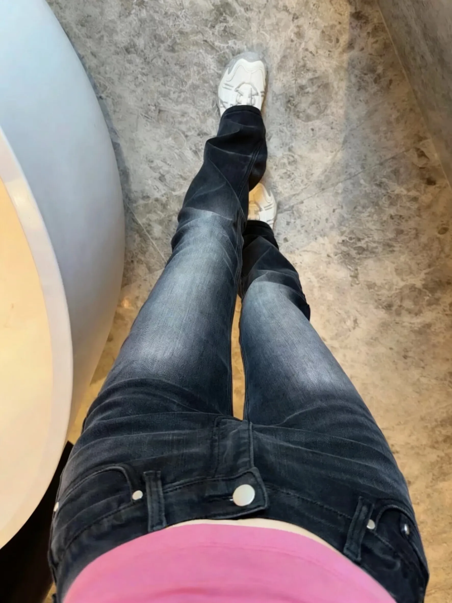 

Джинсы-клеш с низкой посадкой и эффектом потертости, облегающие, с высокой талией, черные, из хлопкового стрейч-денима, весенняя мода