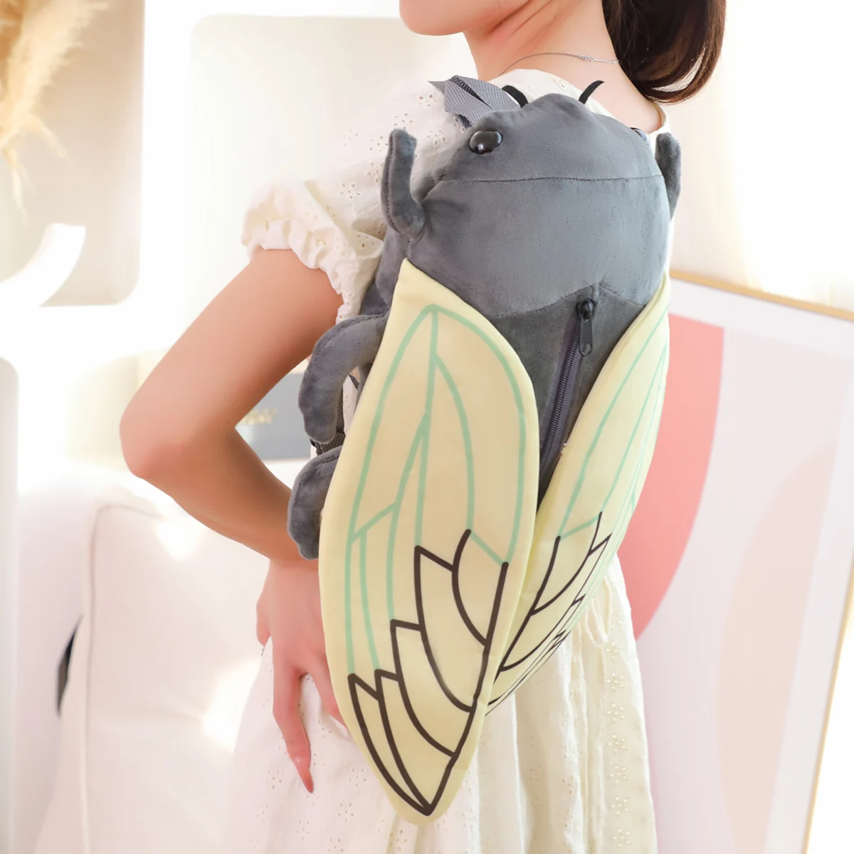 Una mochila de felpa de cigarra, una mochila creativa de insectos para niños, un paquete de preescolar para insectos gateados, una divertida decoración para