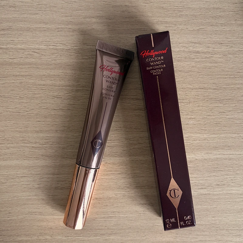 Charlotte CT Cushion Blush Stick, langdurige natuurlijke kleur, dubbelzijdige blush voor lippen en wangen, geperst poeder van Tilbury.