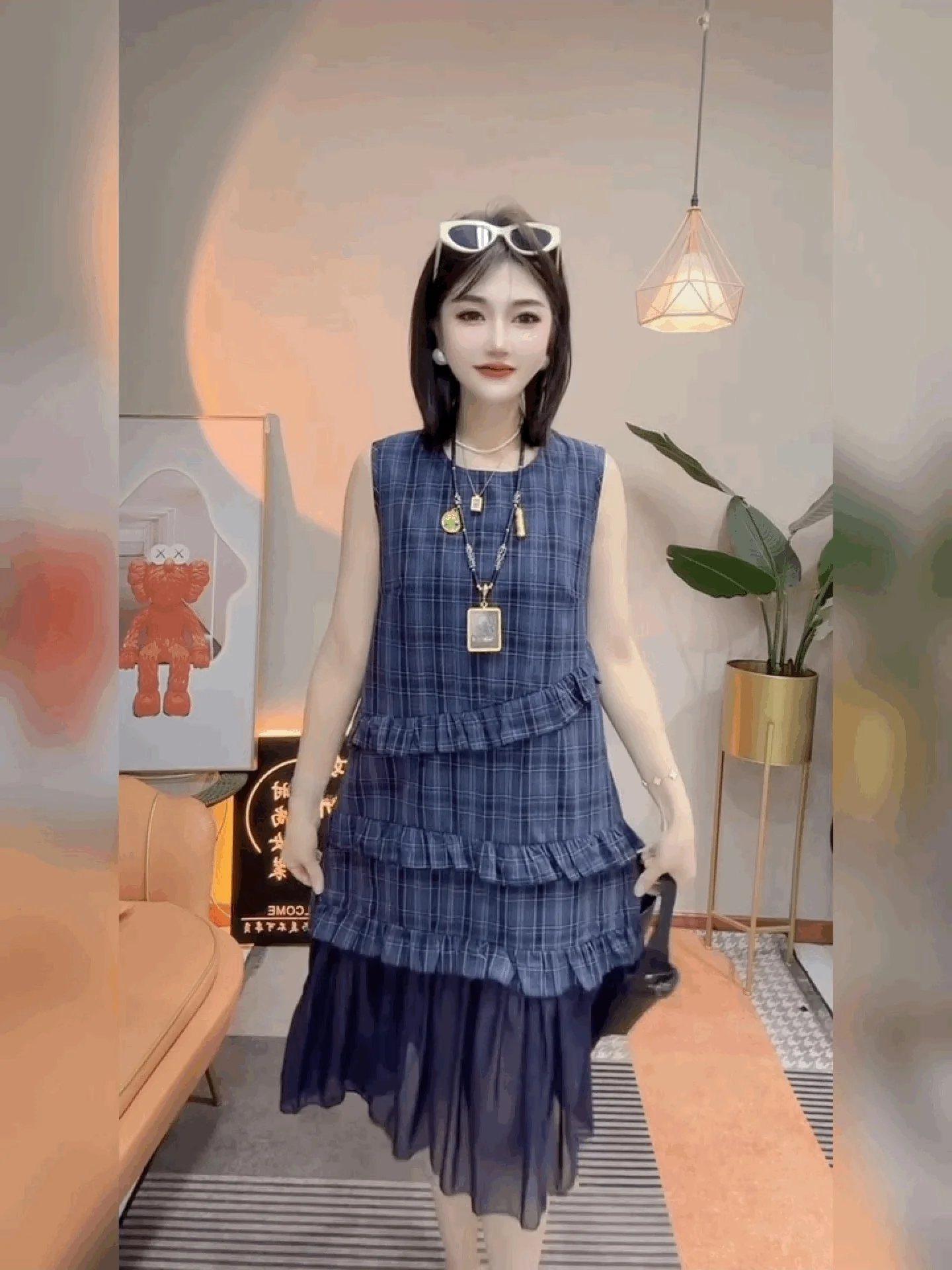 تنورة طويلة أنيقة عالية الخصر بتصميم على شكل حرف A مع صدرية من الشيفون الحريري المربعات بحافة غير متساوية بطول الركبة وفستان ... #4