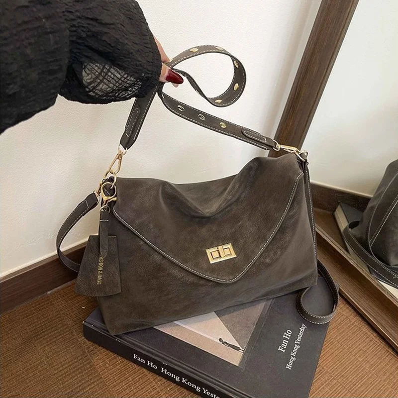 Retro-Damen-Umhängetasche im koreanischen Stil mit Schlossschnallen-Design, Trendige Tragetasche mit großem Fassungsvermögen aus PU-Leder, Unterarmtasche – Detail 13