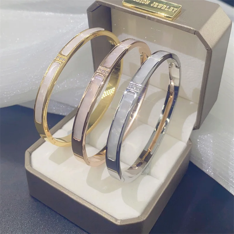 

New titanium steel bracelet white fritillary shell bracelet three diamonds simple 18 rose gold plated buckle does not fade