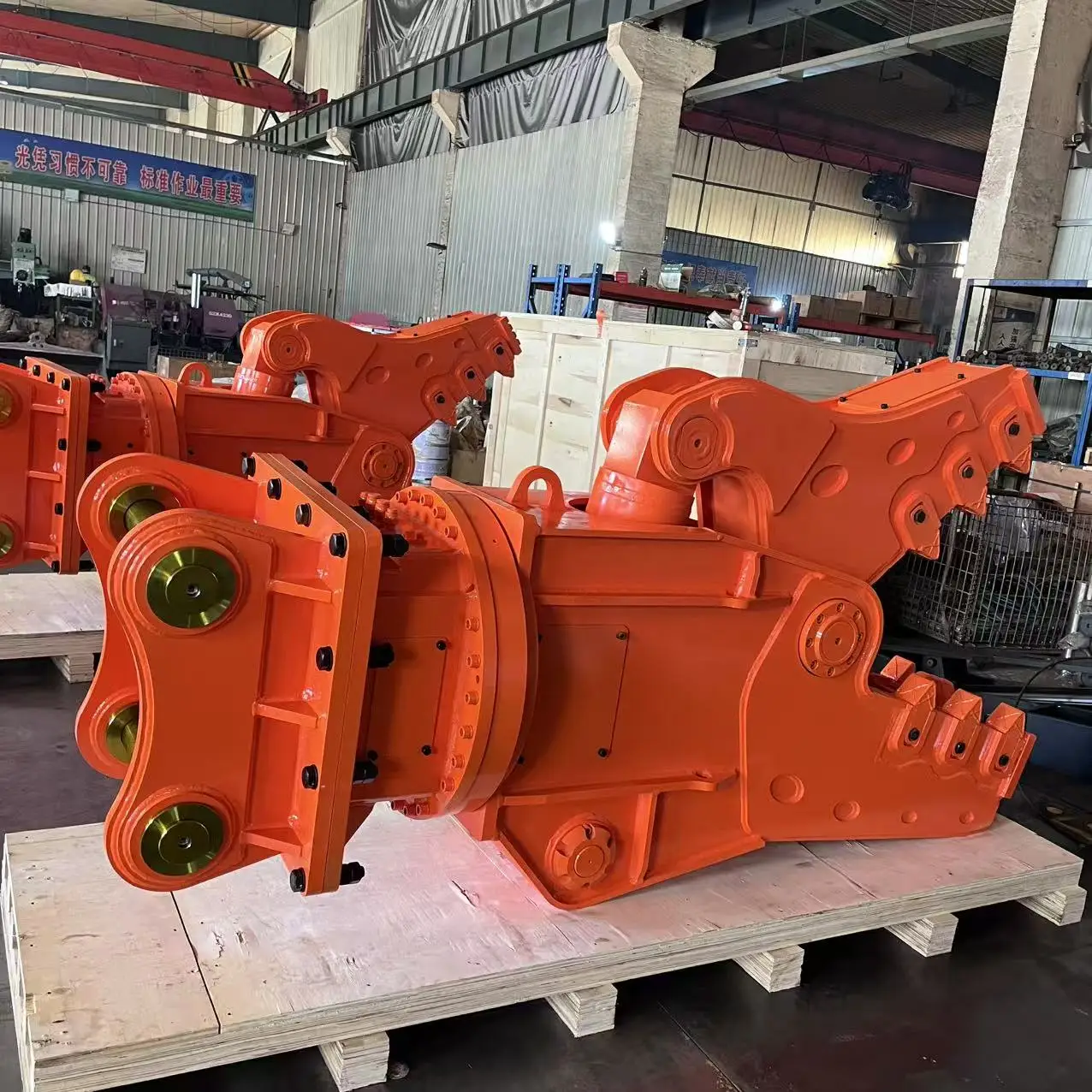 Hydraulic Rotating Crusher Rotary Pulverizer CE ISO Certified Excavator Attachment For Building Demolition Concrete Recycling