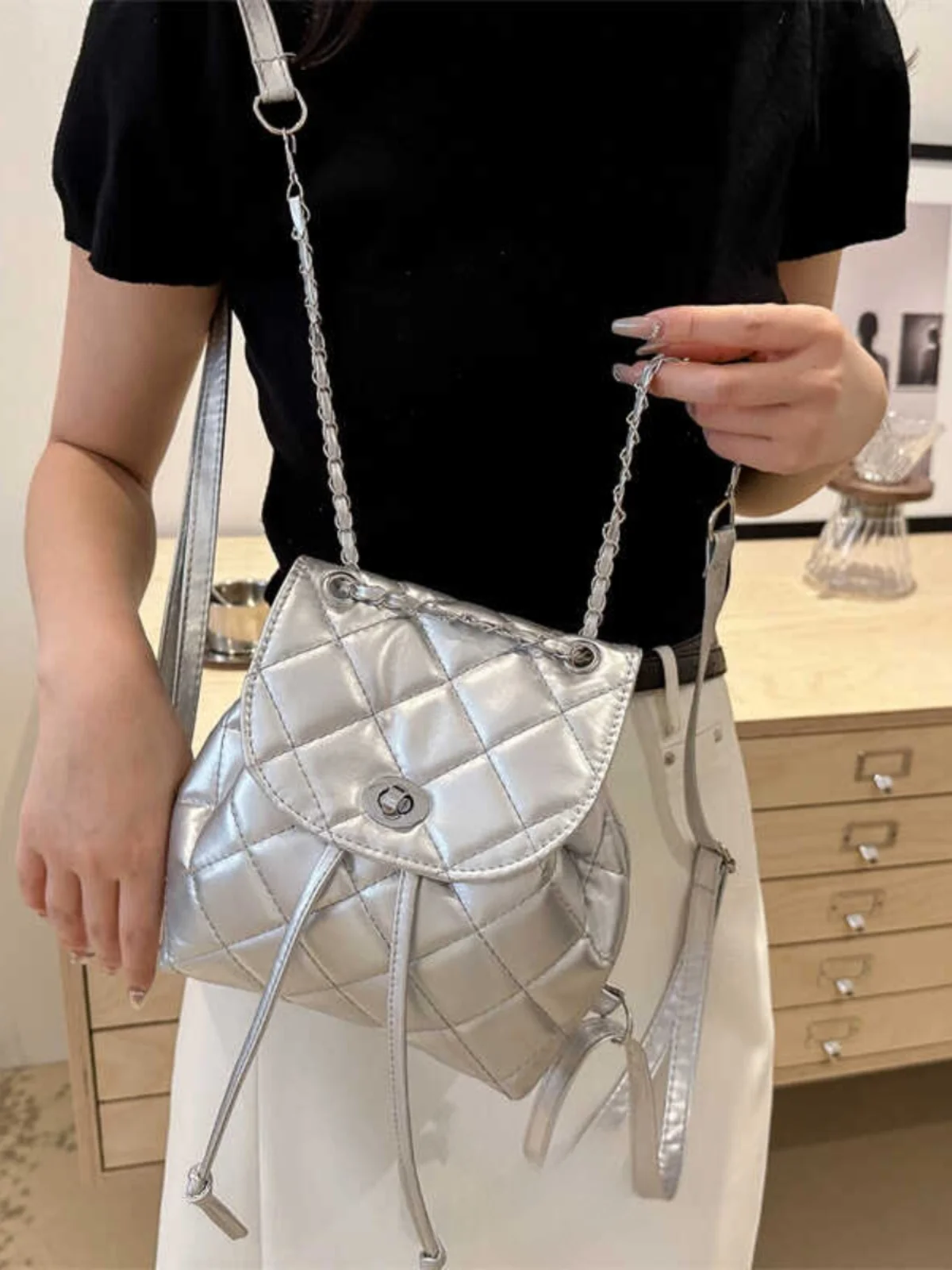 

Faionable Silver Chain oulder Bag Women's Small White Bapa 2024 New Design High-End Sensation Youth Casual Bapa