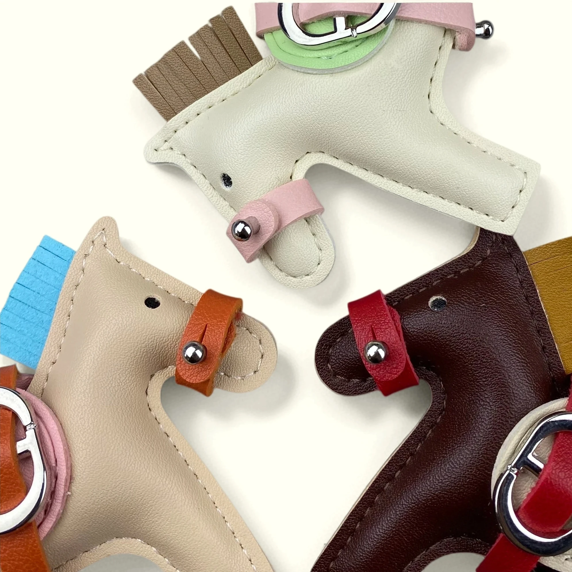 Eleganter Flügel-Pony-Taschenanhänger, handgenähter PU-Leder-Taschenanhänger, 2 Stile Maulkorb- & Zaumzeug-Pferde-Schlüsselanhänger, plüschgefüttertes Geschenk – Detail 7