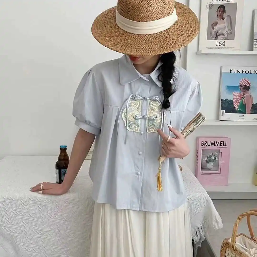 Novo Top Feminino de Verão 2025 com Bordado Chinês, Estilo Suave e Delicado, Decote em V e Botões