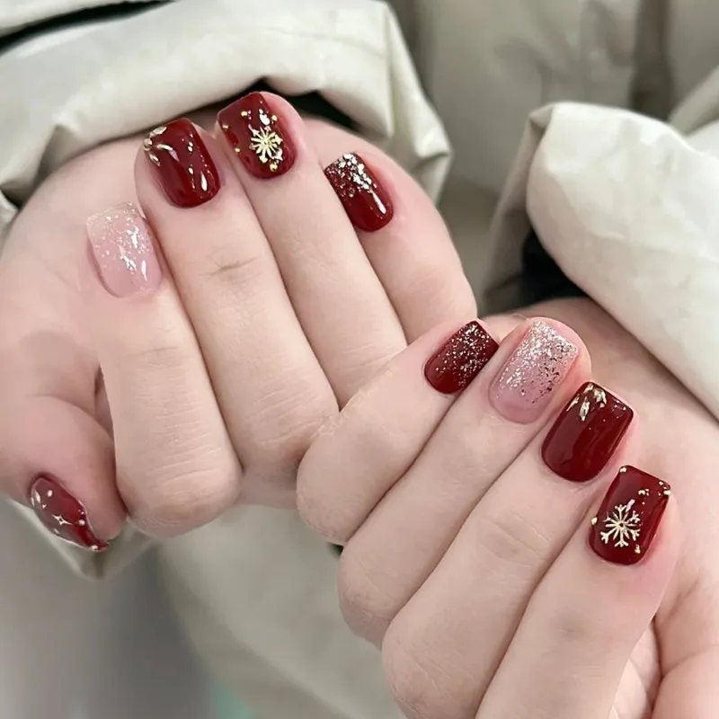 24 Pcs New Year Press on Nails for Gluing Red Gold Snowflake Autumn Winter Women's 2025 Manicure Set Sweets Acrylics Fake Nails