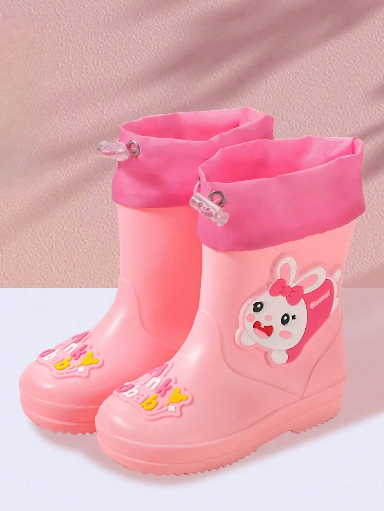 زوج من أحذية المطر الكرتونية للأطفال على الطراز الجديد. حذاء مطر للفتيات مضاد للانزلاق ومقاوم للاهتراء.