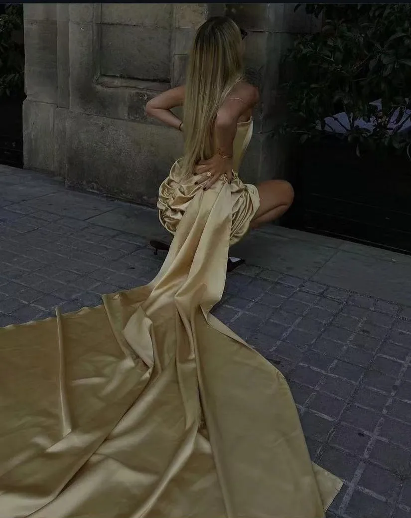 Impressionante cetim ouro vestidos de festa à noite fora do ombro babados longo sobreposição baile formal vestido sem costas sexy assimétrico