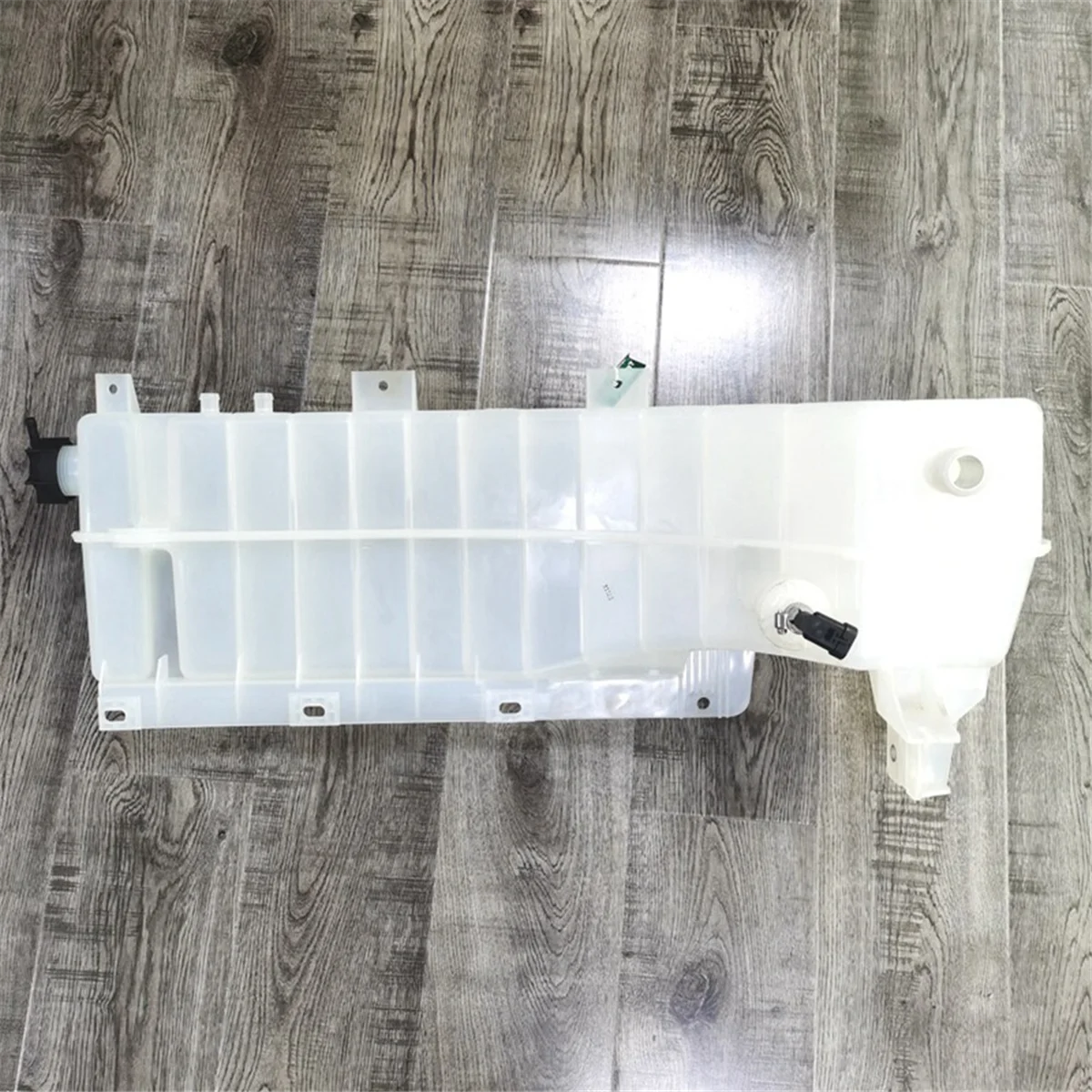 Car Radiator Water Coolant Overflow Tank Reservoir for Volvo VHD VNL VNM 22564837 21314361 21067134 21513975