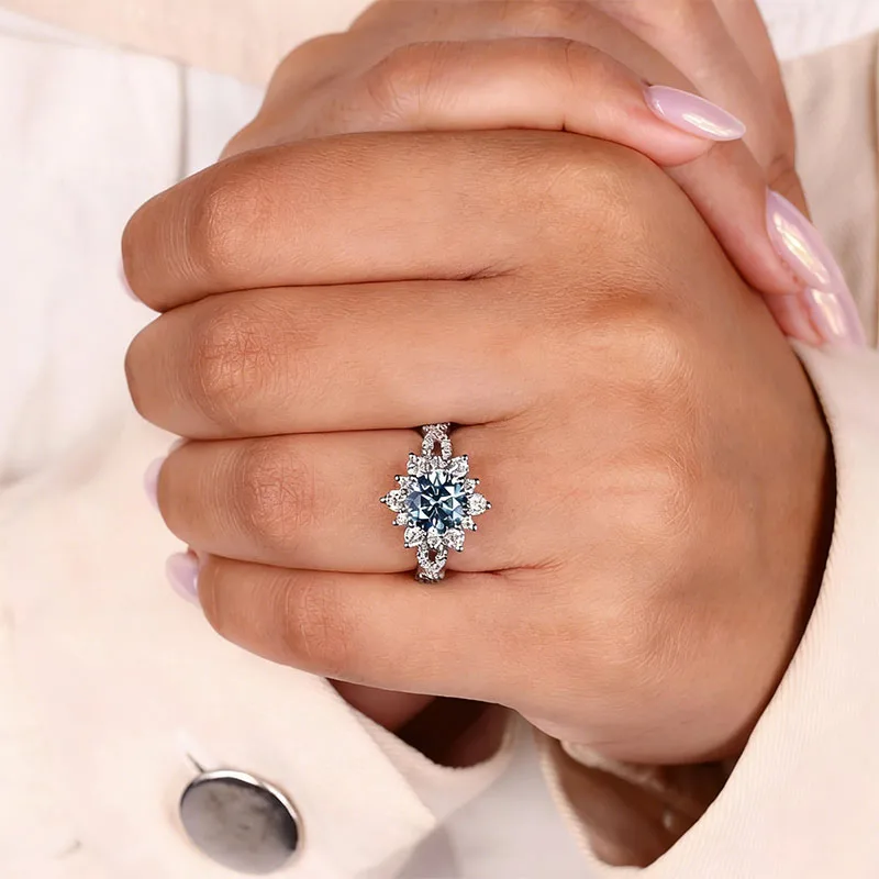 1,5 Karat Hauptstein VS-VVS runder blauer im Labor gezüchteter Diamant mit IGI-Zertifikat, Verlobungsring für Damen im Cluster-Stil aus Platin 950 – Detail 9
