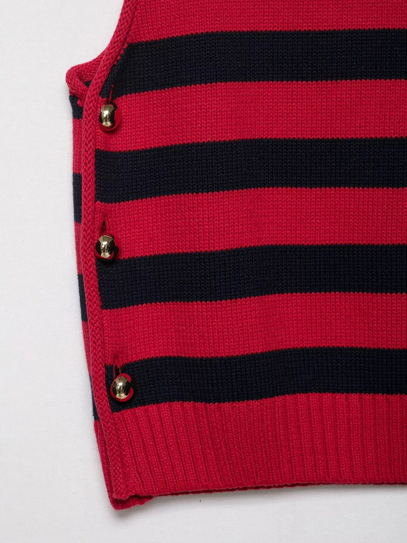 2025年春夏新作 レディースニットタンクトップ - オフショルダースタイル、サイドボタンアクセント、フローティーエレガンス、スリムフィットカット