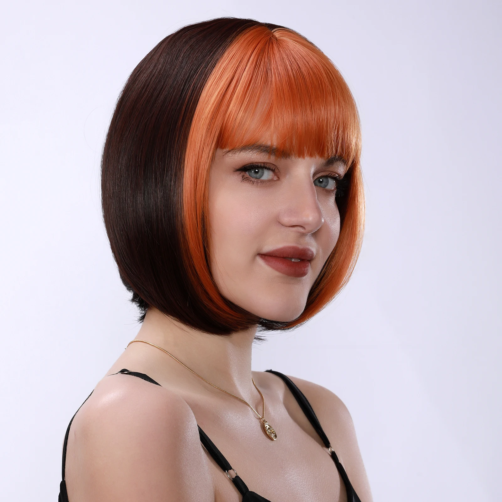 

1 женский парик, выполненный из термостойкого синтетического волокна, с естественным объемом и укладкой.