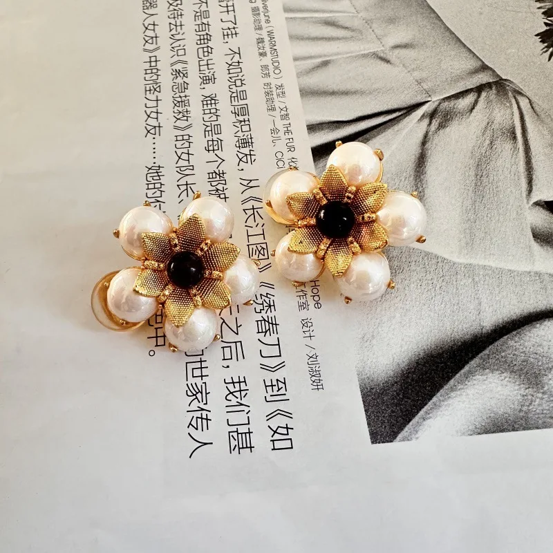 VKVVA Fashion Jewelry Vintage White stud earrings Edelweiss Iridescent Pearl Flower earrings clip for Women Birthday Gifts