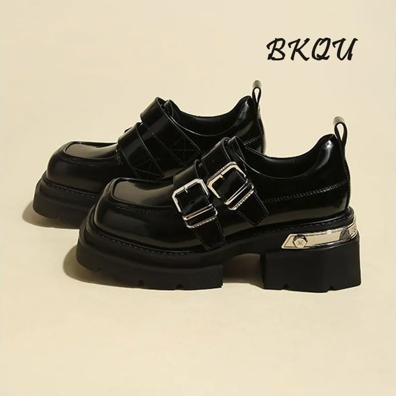 BKQU 2024, nowy trend Punk Loafers Square Head Lolita Double Button Sweet Cool Platform Shoes Metal Decoration pumps