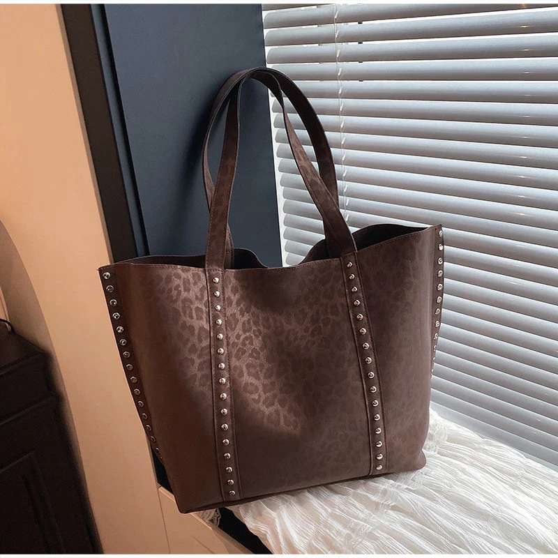 Leopardenmuster Mattierte Wildleder-Schultertasche mit Nieten, Damen Handtasche mit Metallnieten, Vintage Große Kapazität Herbst-Winter-Handtasche – Detail 9