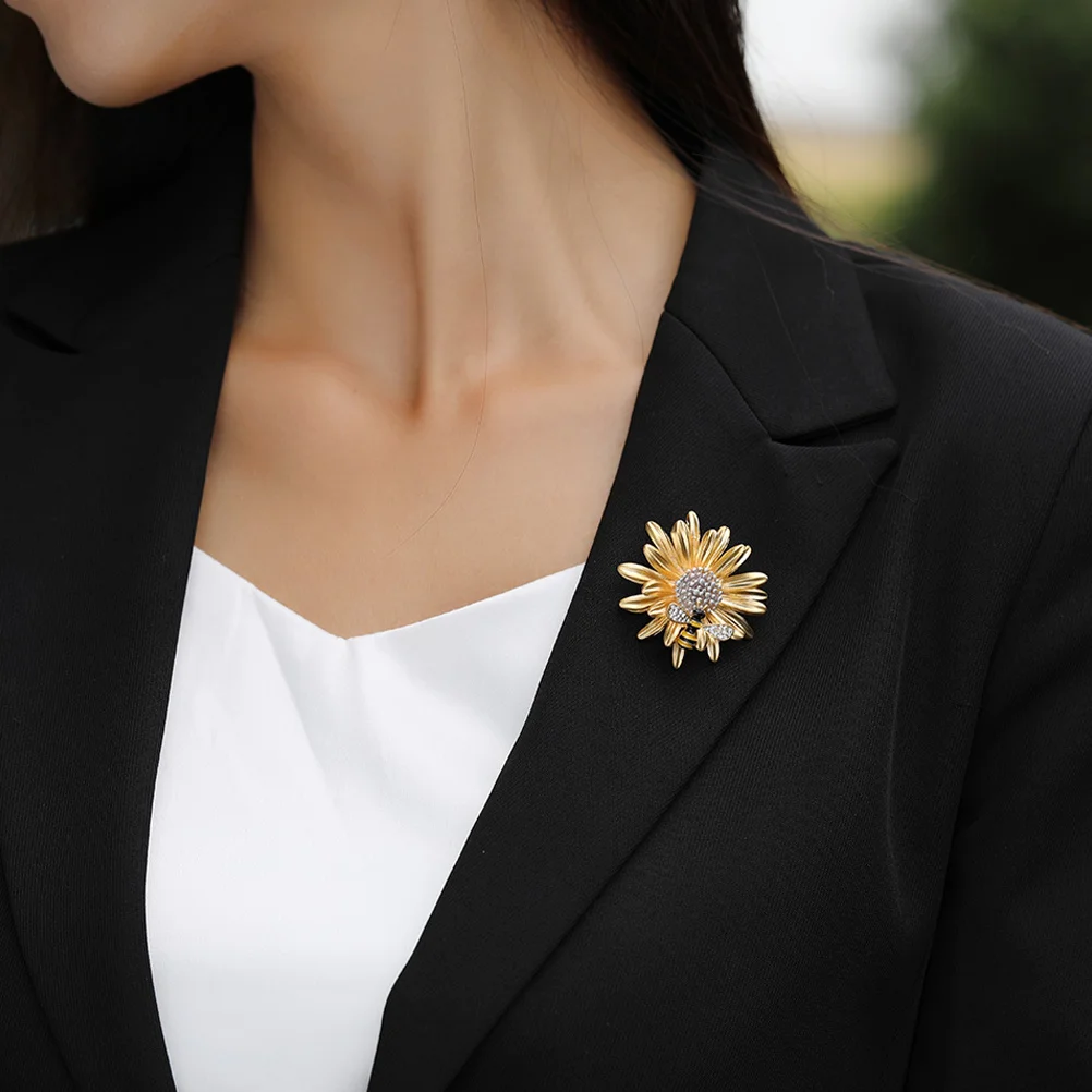 

1Pcs Rhinestone Inlaid Brooch Creative Alloy Brooch Pin for Party Festival Wear Exquisite All-Match Breastpin Suitable Clothing