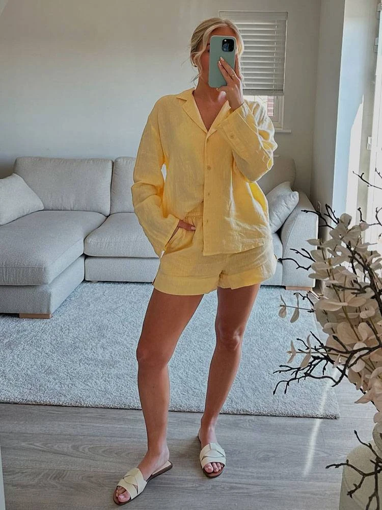 2025 Primavera Verano Casual mujeres mantequilla trajes amarillos moda Vintage cuello vuelto camisas de un solo pecho pantalones cortos elegantes