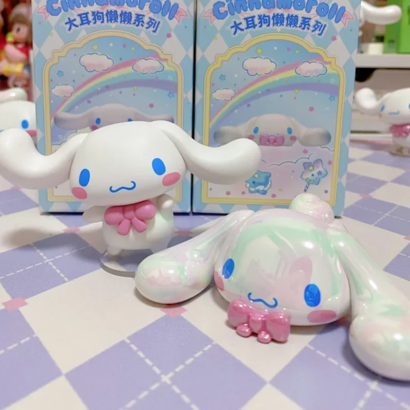 

Коллекционные мини-фигурки Sanrio Cinnamoroll Lazy Series: милые украшения для стола и комнаты, изысканные популярные куклы