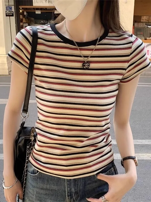 Retro amerykańska koszulka damska w paski, dopasowany krój, letni design, bluzka z odkrytymi ramionami.