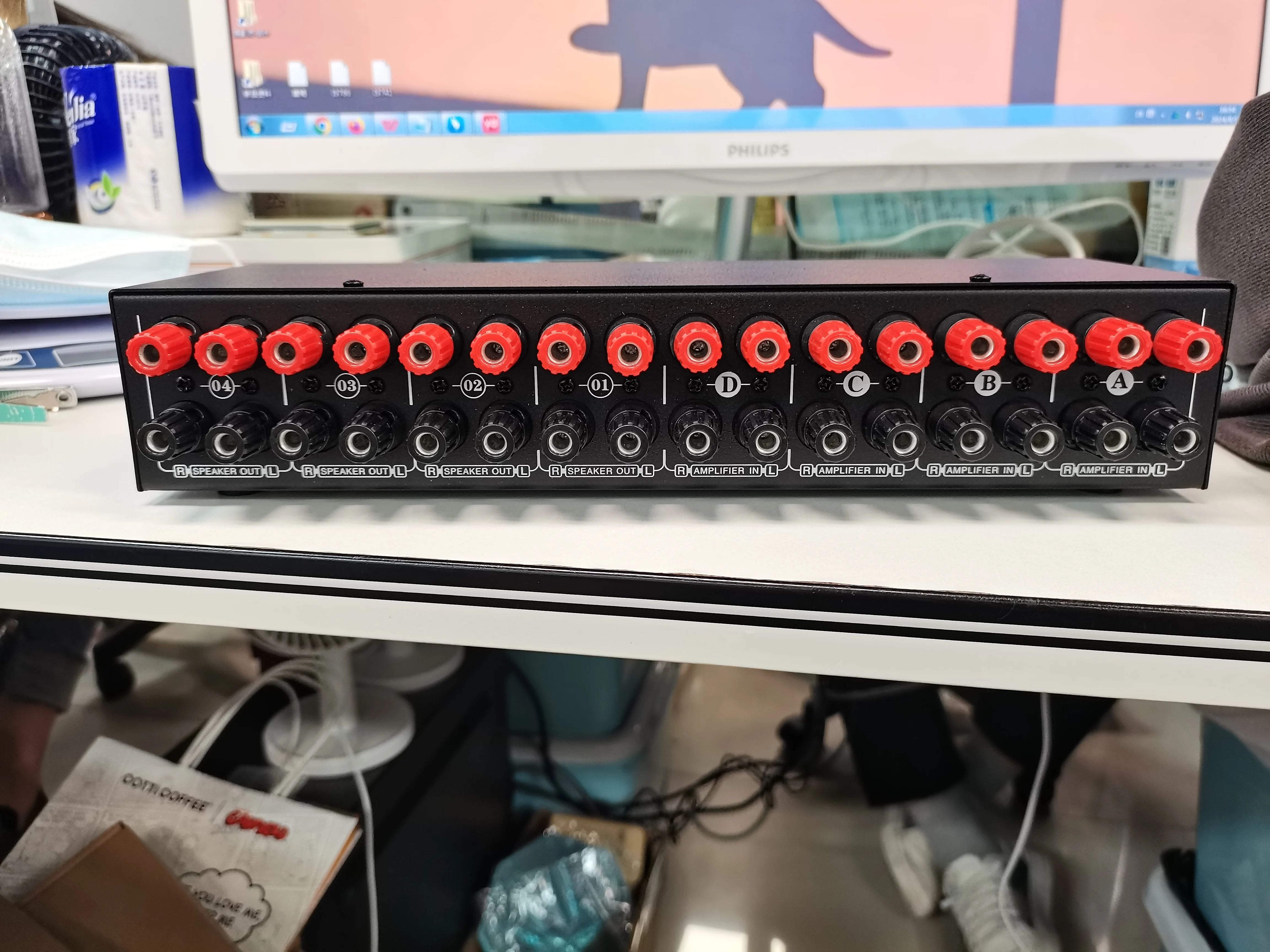 LYNEPAUAIO Verstärker-Lautsprecher-Wahlschalter, 4 Eingänge, 4 Ausgänge, Leistungsverstärker, Lautsprecher-Wahlschalter, 300 W pro Kanal