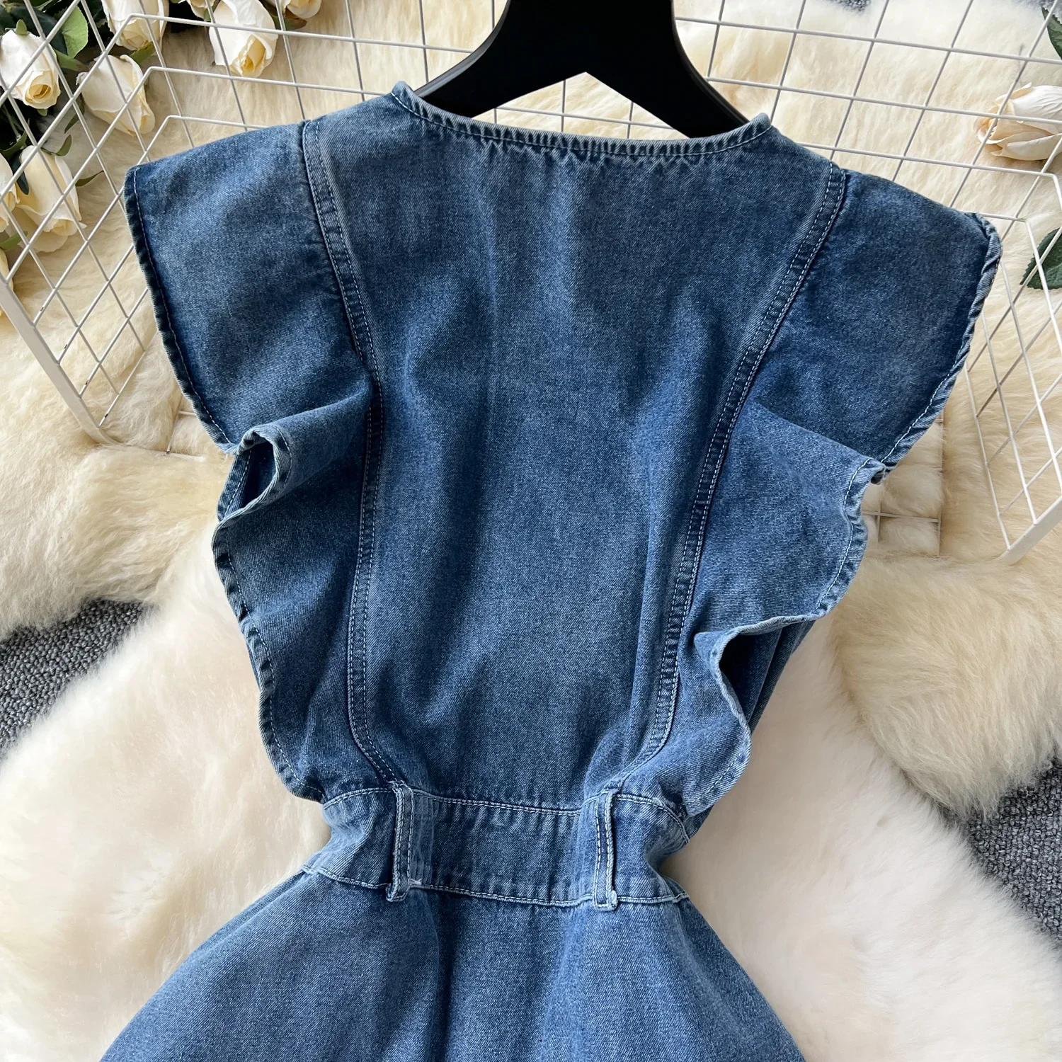 Robe en jean patchwork à bord de feuille de lotus Design Sense 205. Robe longue à simple boutonnage, sans manches, col rond, mode d'été pour femmes