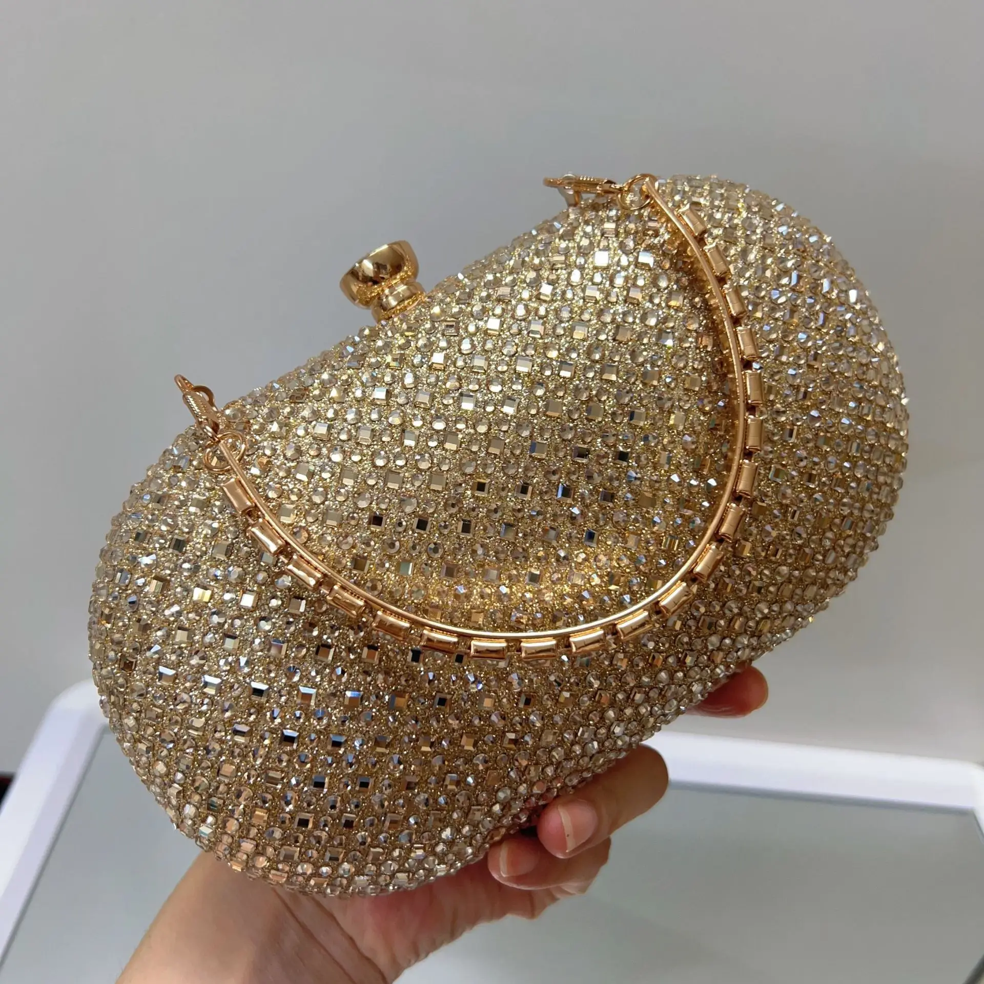 

Женская золотая великолепная и сверкающая сумка со стразами, модный темперамент, женские новые сумки для ужина с шипами и бриллиантами