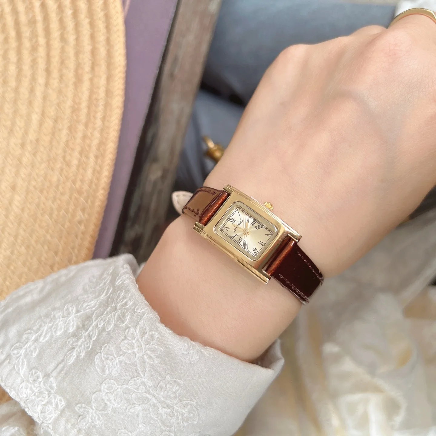 

Retro Women'S Watch, Simple And Stylish, New Square Design, Luxury Women'S Leather Strap Watch, High-Quality Selected Timepiece.