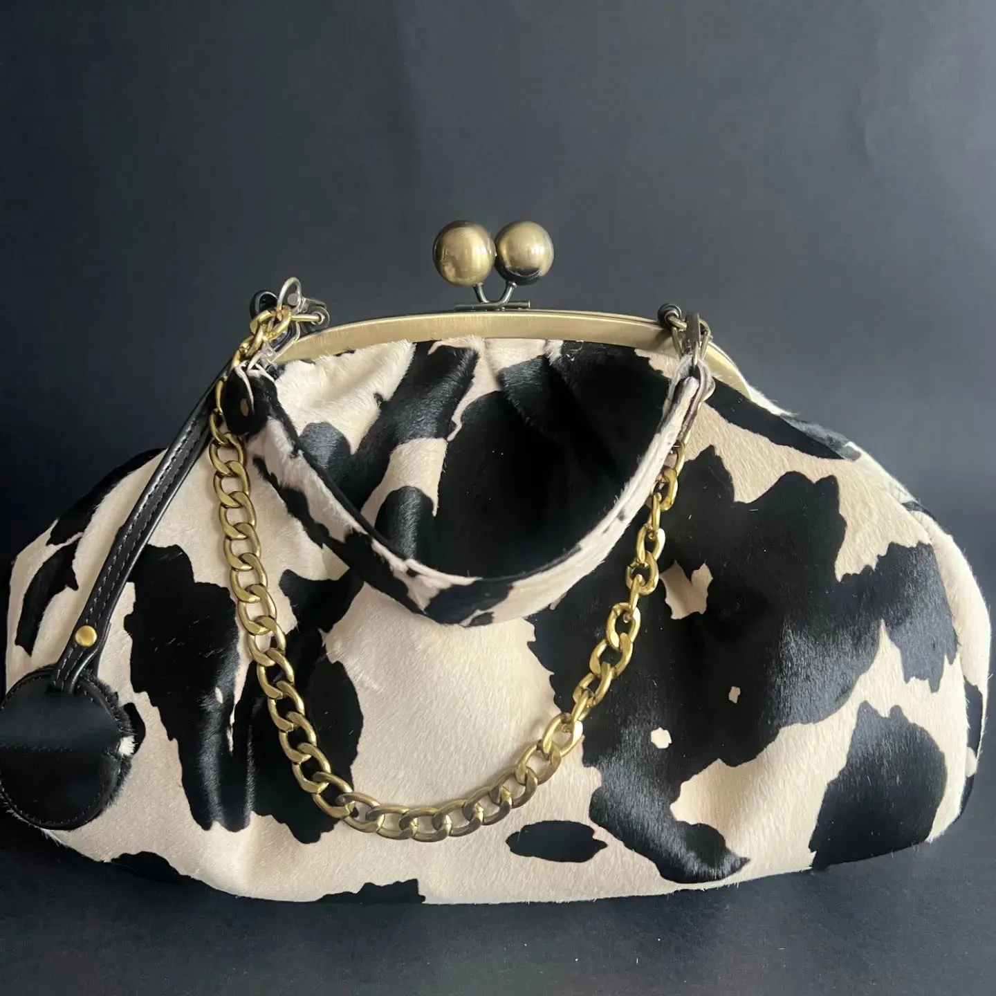 

LOST IN VINTAGE Suede Cow Pattern Fabric Clutch Metal Frame Kiss Lock and Metal Handle Puffy Purse 34x23x11cm Cow Plush Fabric