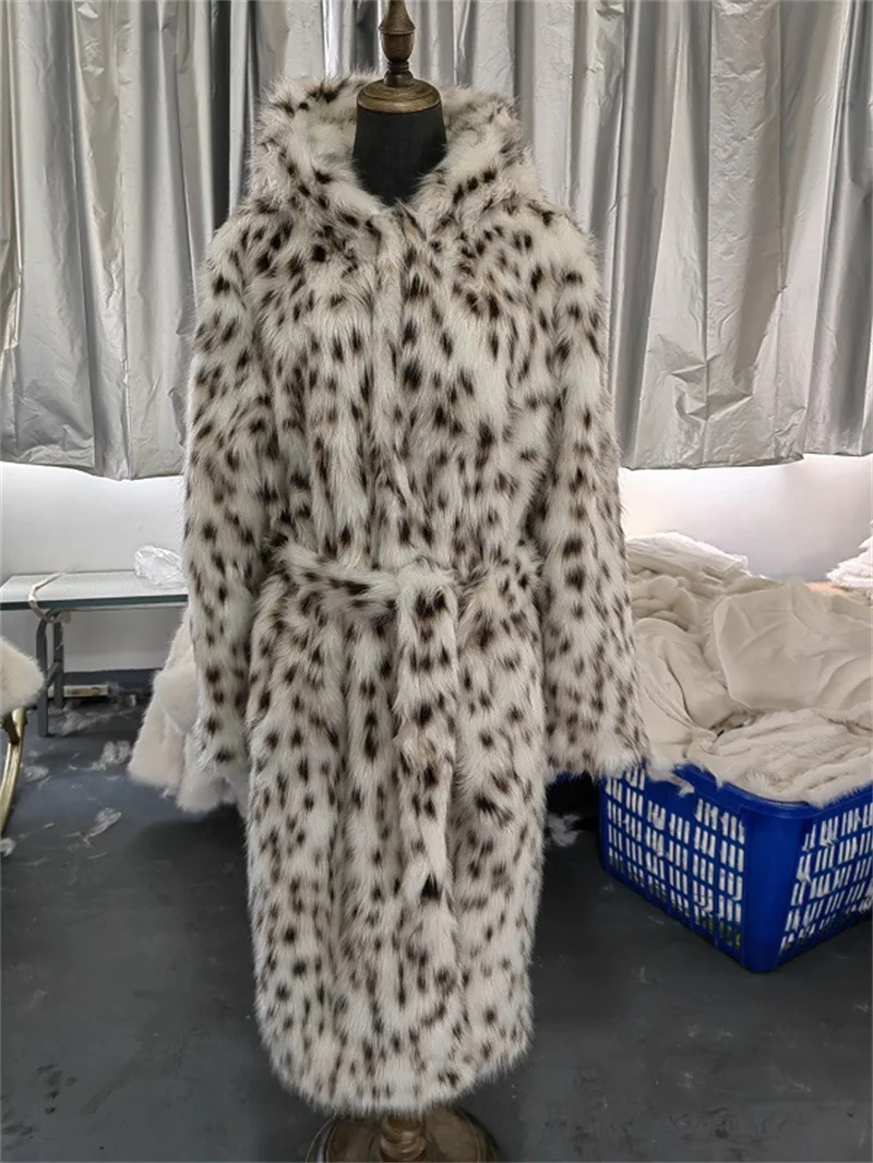 Giacca a vento in peluche allentata calda invernale a 2 colori con cappello donna pelliccia di volpe sintetica cappotto leopardato a pois bianco nero cappotto lungo spesso da donna