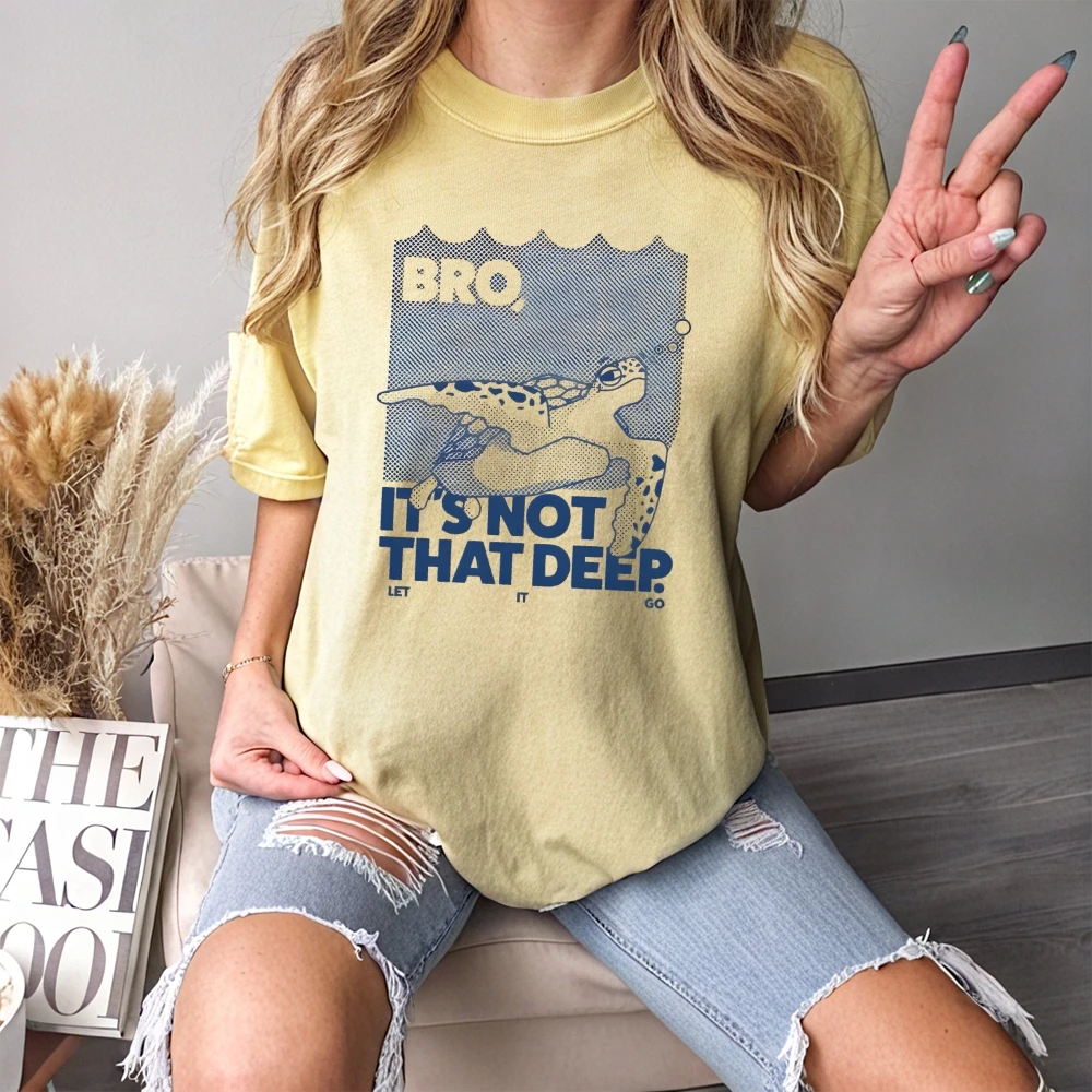 タートルブロ！それはとても深い夏ではありません。ピュアコットンTシャツ、カジュアルクルーネックトップTシャツ、カメ好きへのギフト、ユニセックススタイルの服