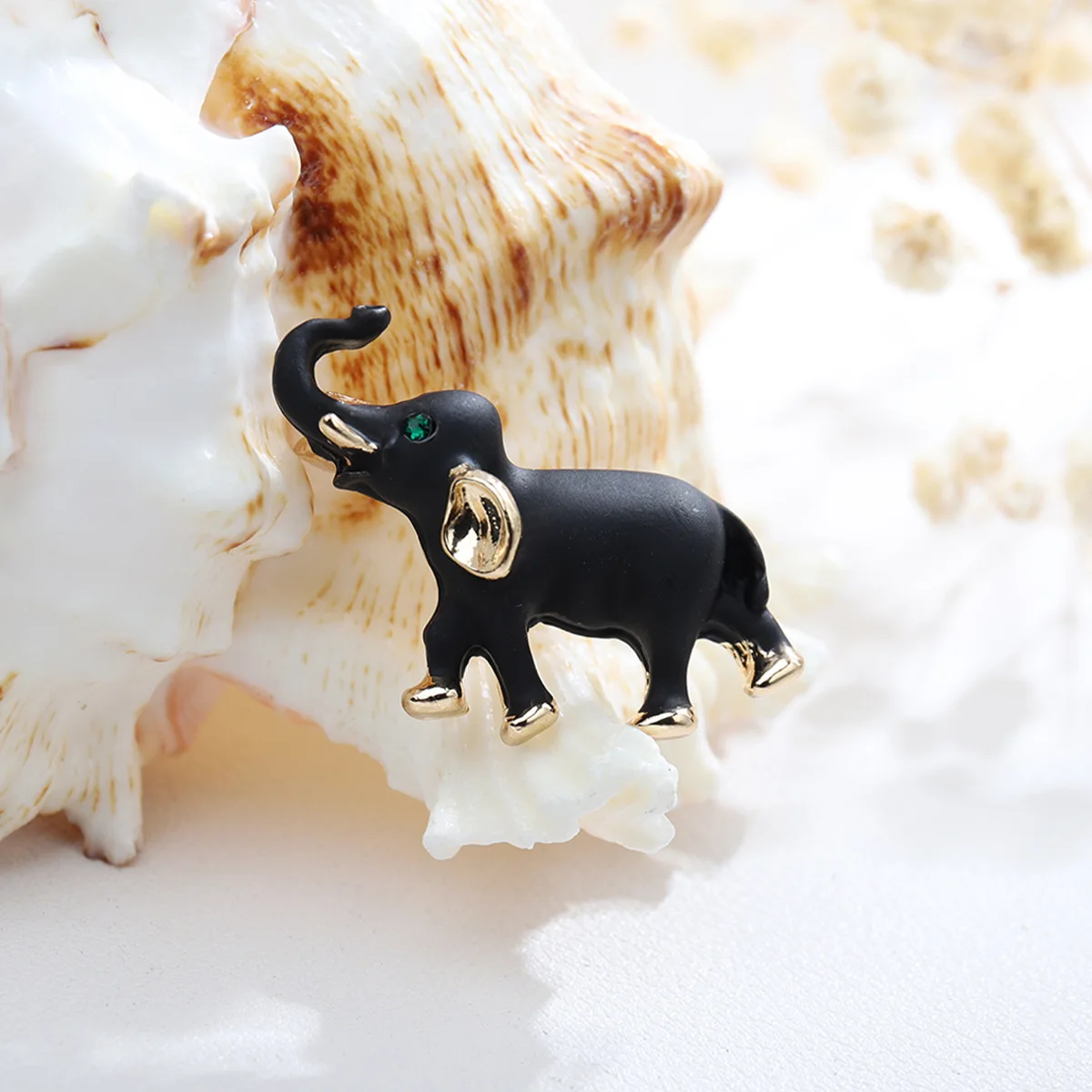 Simple Black Elephant Brooch Fashion Personality Animal Corsage Pin Alloy Accessories Creative Decorations 2024 Popular Jewely