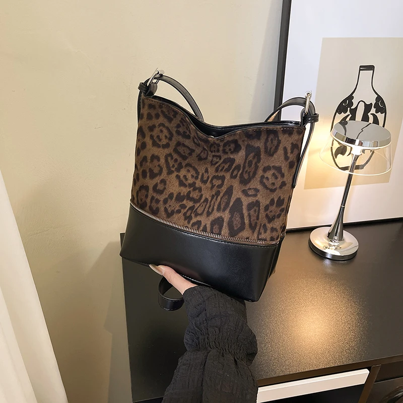 Reversible PU Bag with Leopard Print Style-Forward Fabric Shoulder Bag Versatile Double Sided Spot Pattern Tote for Women