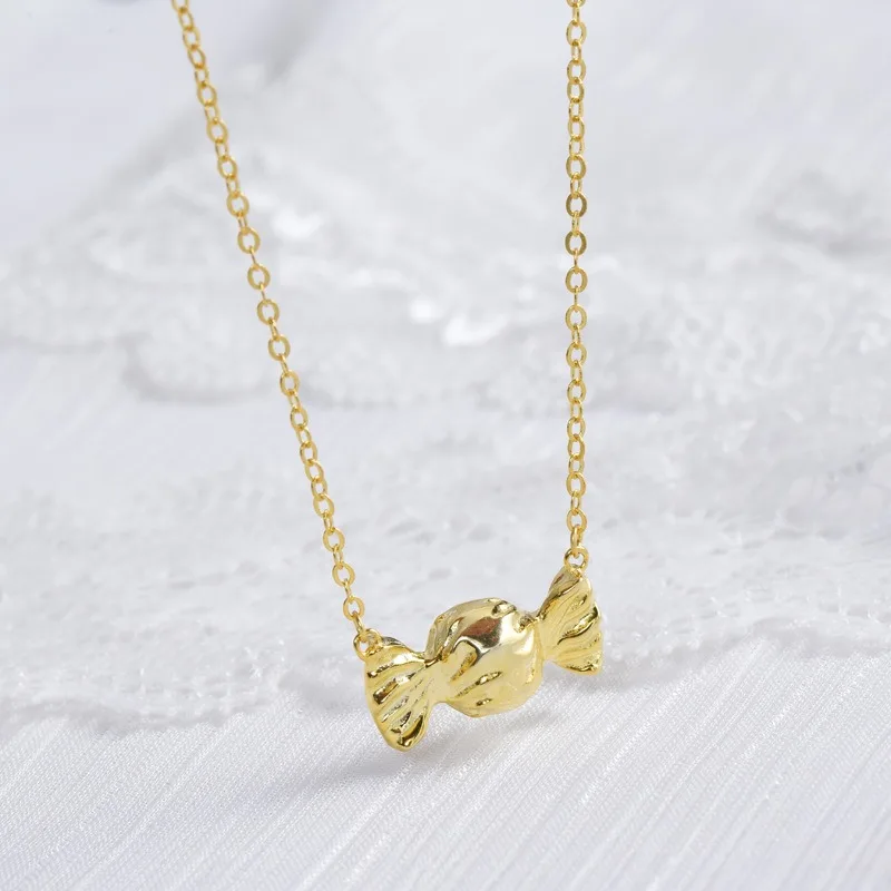 

The candy necklace is a niche design for women, featuring a simple and light luxury collarbone chain