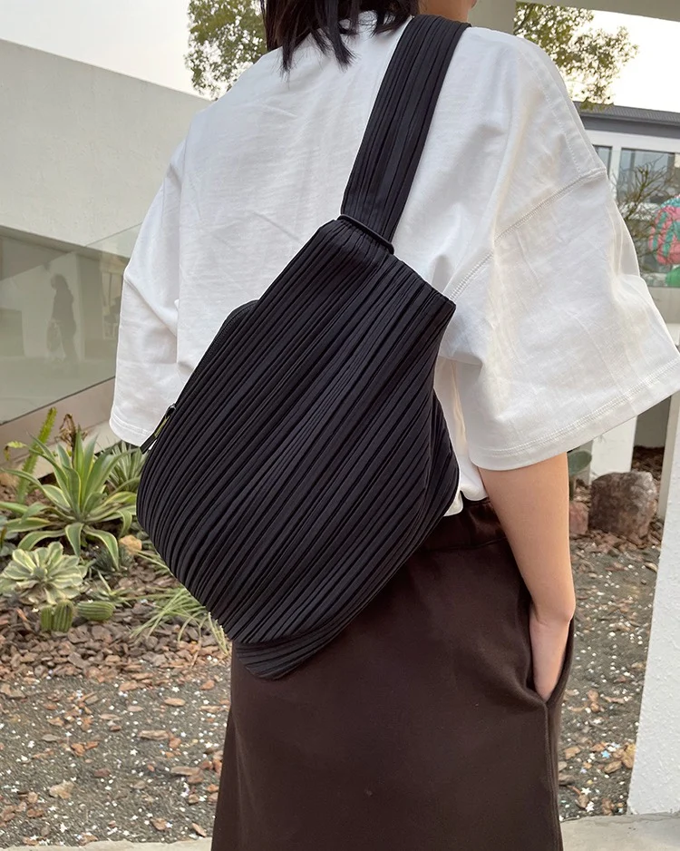 Pleated Shoulder Messenger Bag 2023 Fashion Design Luxury Brand Teacher Vintage Fashion Vagrant Bag Men's and Women's Handbag