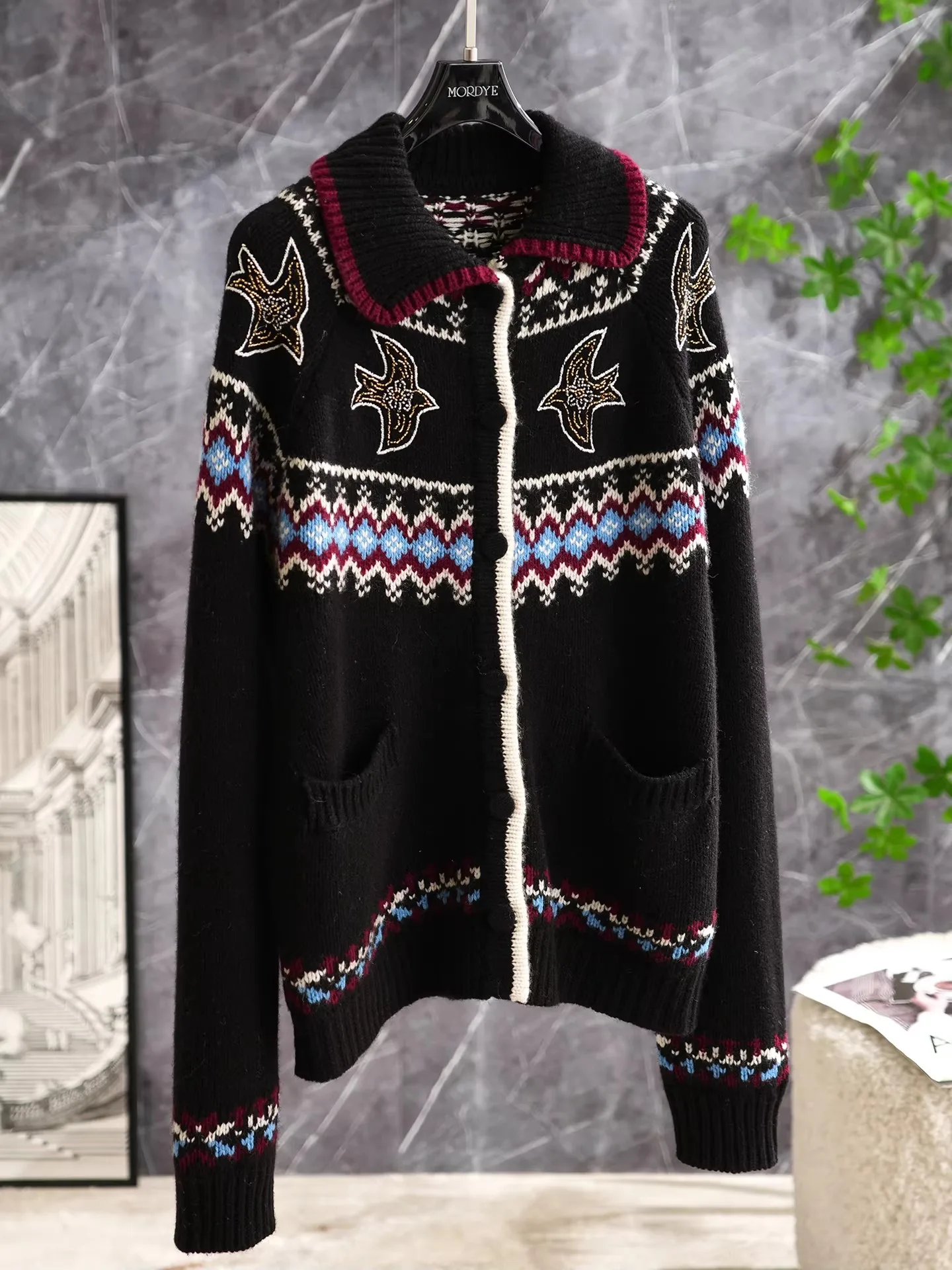 

Рекомендовано магазином Vintage Store: Тяжелый шерстяной вязаный кардиган с пуговицами, цветочной вышивкой и бисером.