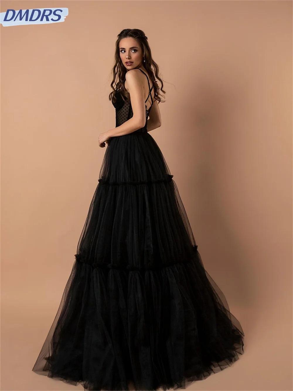 Abito da sposa sexy con cinturino per spaghetti 2024 Elegante abito in tulle nero lungo fino al pavimento Abiti classici senza schienale Abiti da sposa