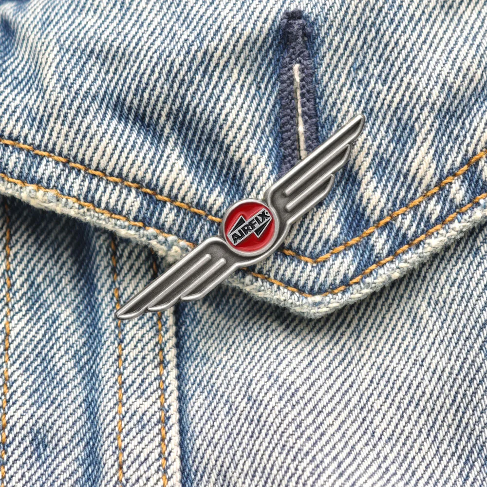 Airfix Logo-Brosche, klassischer roter Kreis, Flügel, Metall-Reversnadel, Retro-Flugzeugmodell, Fan-Abzeichen, Kleidung, Rucksack, Schmuck, Accessoires – Detail 9