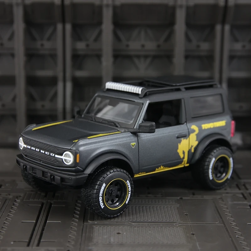 

Модель внедорожника Maisto 1:24 Ford Bronco Badlands 2021 из сплава с открывающимися дверями и статическими элементами декора.