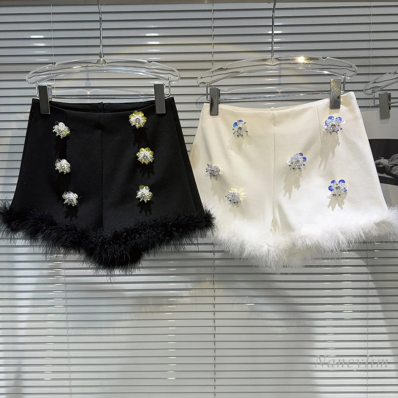 

2024 Autumn New Catwalk Celebrity Three-dimensional Sequined Flower Pin Fluffy Hot Pants Three-point Shorts for Women