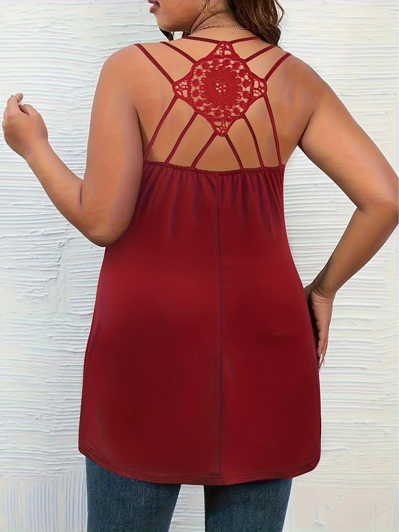 توب نسائي فضفاض بدون أكمام بحمالات مزدوجة باللون العنابي مع طباعة صائد الأحلام والحب، مقاسات كبيرة، موديل 2026 الجديد