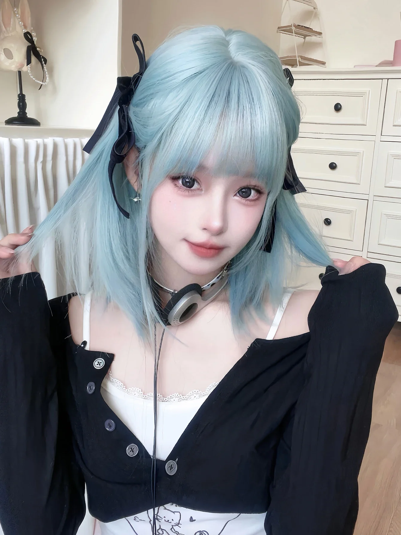 16Inch Ijs Blauwe Kleur Synthetische Lolita Pruik Met Bang Medium Natuurlijk Steil Haar Pruiken Voor Vrouwen Dagelijks Cosplay Hittebestendig